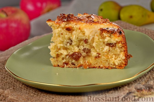 Творожный пирог с яблоками, грушами и изюмом