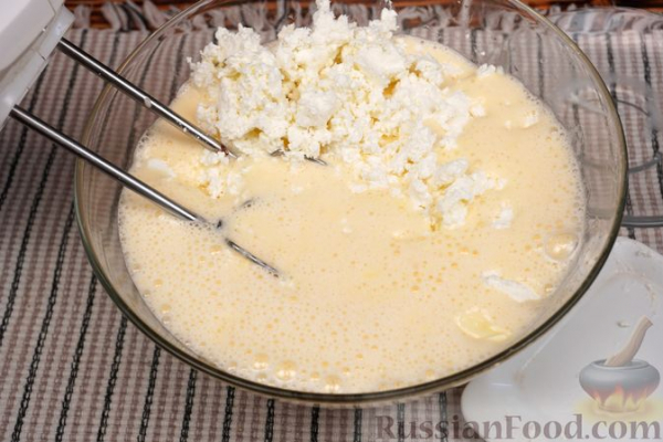 Творожный пирог с яблоками, грушами и изюмом