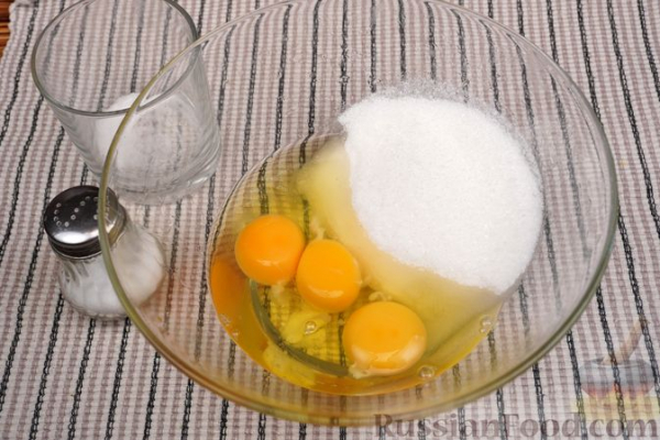 Творожный пирог с яблоками, грушами и изюмом