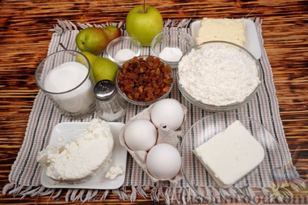 Творожный пирог с яблоками, грушами и изюмом