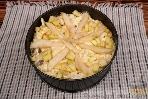 Творожный пирог с яблоками, грушами и изюмом