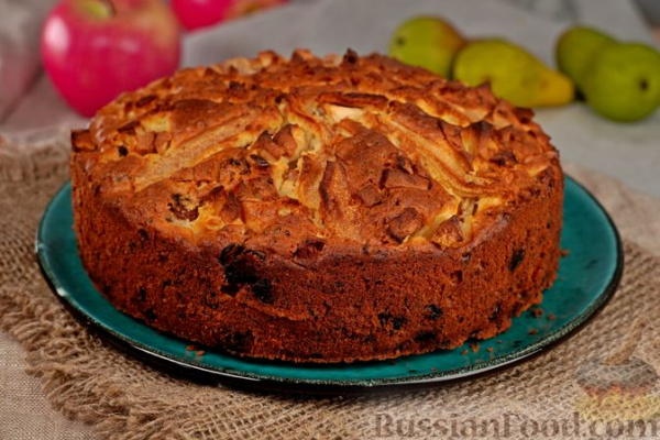 Творожный пирог с яблоками, грушами и изюмом