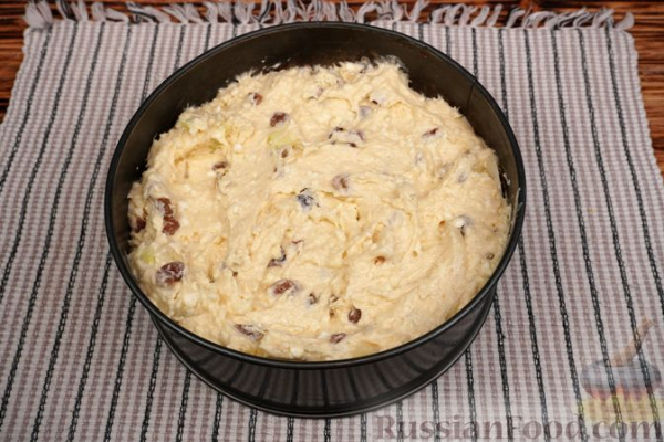 Творожный пирог с яблоками, грушами и изюмом