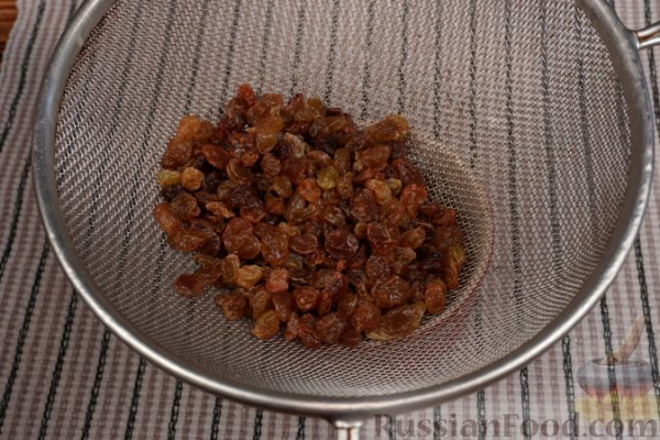 Творожный пирог с яблоками, грушами и изюмом