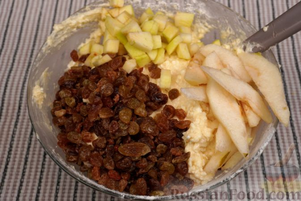 Творожный пирог с яблоками, грушами и изюмом