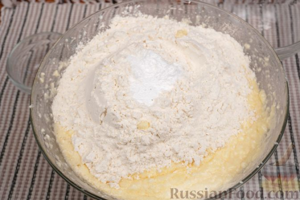 Творожный пирог с яблоками, грушами и изюмом