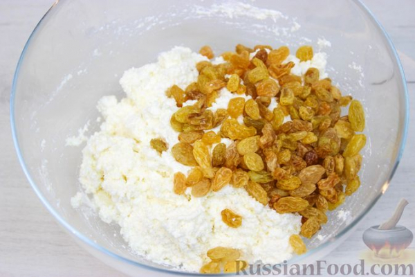 Ватрушки с творогом и изюмом