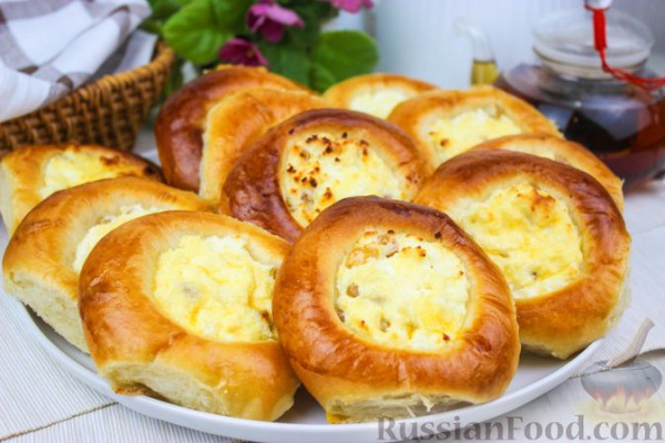 Ватрушки с творогом и изюмом