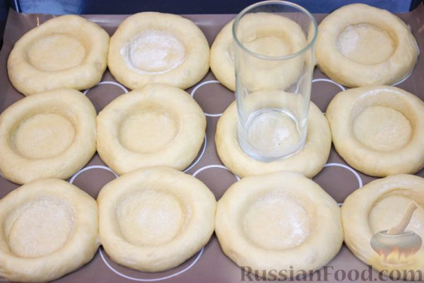 Ватрушки с творогом и изюмом