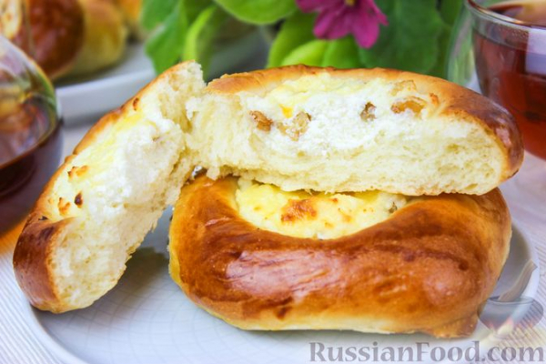 Ватрушки с творогом и изюмом