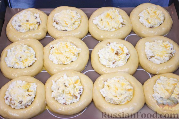 Ватрушки с творогом и изюмом