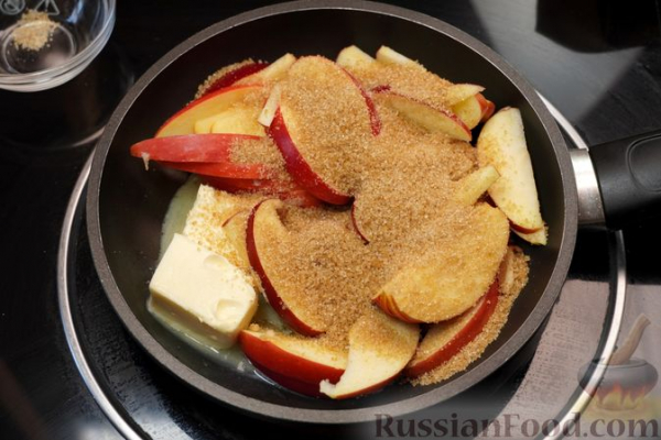 Закрытый слоёный пирог с карамелизованными яблоками и корицей