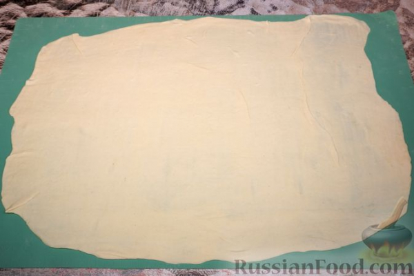 Закрытый слоёный пирог с карамелизованными яблоками и корицей