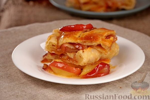 Закрытый слоёный пирог с карамелизованными яблоками и корицей