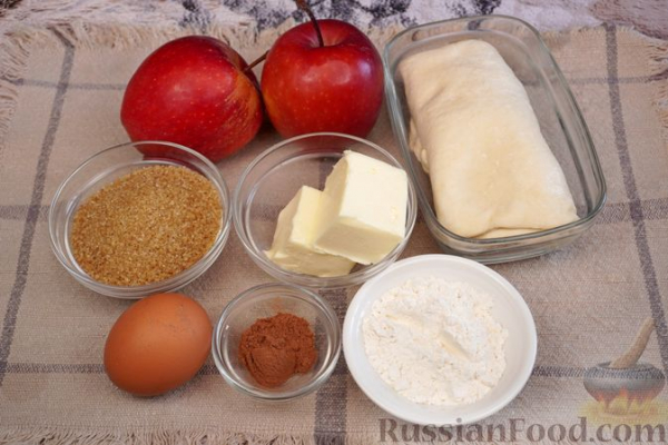 Закрытый слоёный пирог с карамелизованными яблоками и корицей
