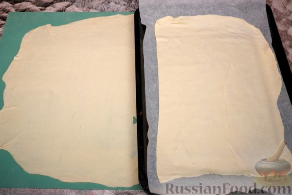 Закрытый слоёный пирог с карамелизованными яблоками и корицей