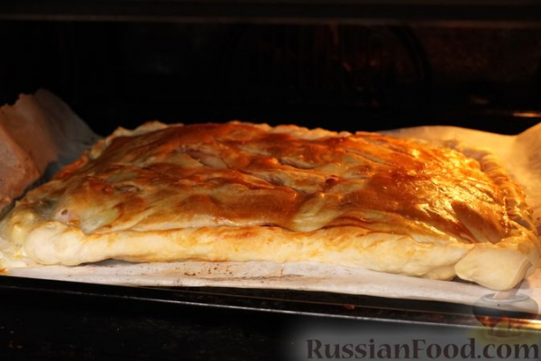 Закрытый слоёный пирог с карамелизованными яблоками и корицей