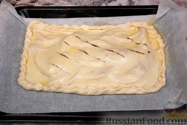 Закрытый слоёный пирог с карамелизованными яблоками и корицей