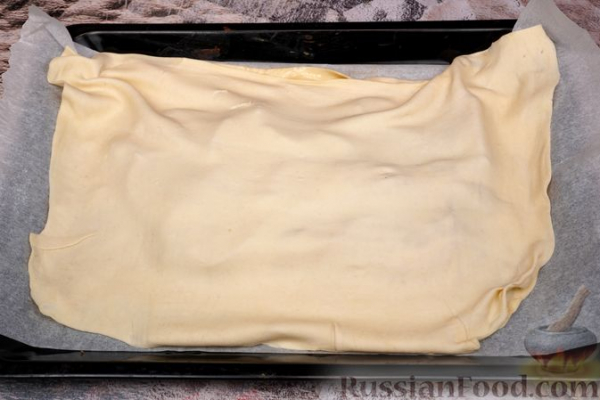 Закрытый слоёный пирог с карамелизованными яблоками и корицей