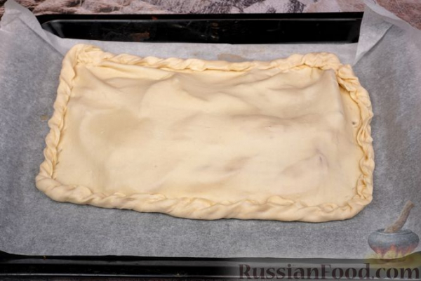 Закрытый слоёный пирог с карамелизованными яблоками и корицей