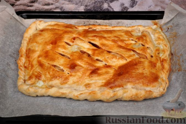 Закрытый слоёный пирог с карамелизованными яблоками и корицей