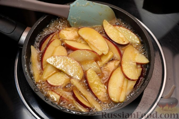 Закрытый слоёный пирог с карамелизованными яблоками и корицей