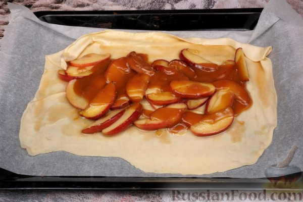 Закрытый слоёный пирог с карамелизованными яблоками и корицей