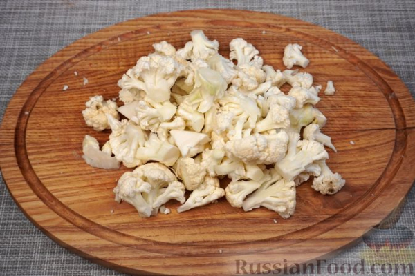 Индейка, запечённая с цветной капустой в томатном соусе