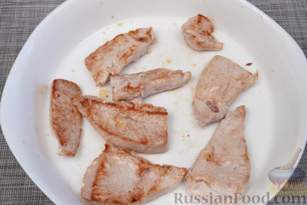 Индейка, запечённая с цветной капустой в томатном соусе