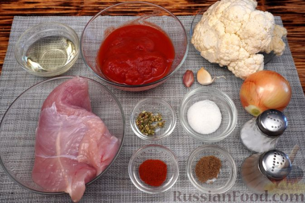 Индейка, запечённая с цветной капустой в томатном соусе