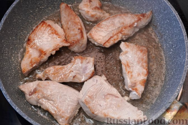 Индейка, запечённая с цветной капустой в томатном соусе