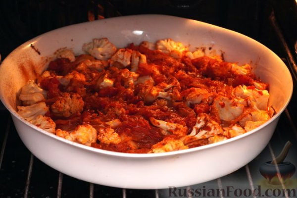 Индейка, запечённая с цветной капустой в томатном соусе