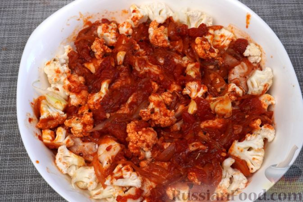 Индейка, запечённая с цветной капустой в томатном соусе