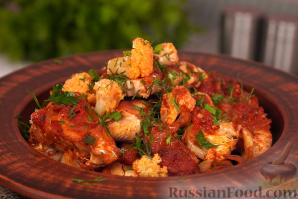 Индейка, запечённая с цветной капустой в томатном соусе