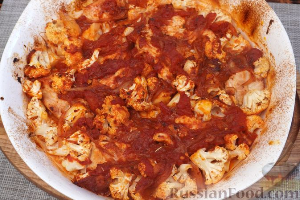 Индейка, запечённая с цветной капустой в томатном соусе