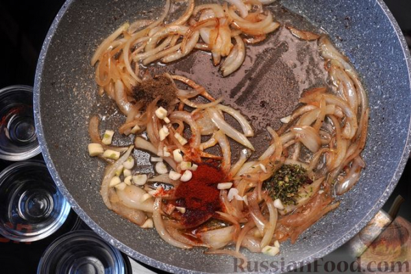 Индейка, запечённая с цветной капустой в томатном соусе