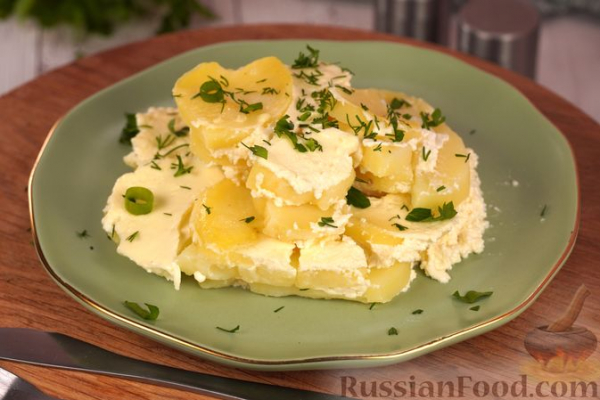 Картофель, запечённый в сырно-молочном соусе