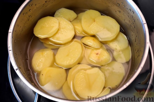 Картофель, запечённый в сырно-молочном соусе