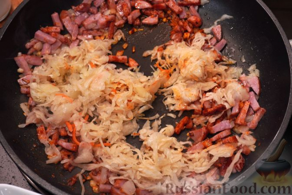 Макароны с квашеной капустой и копчёной колбасой