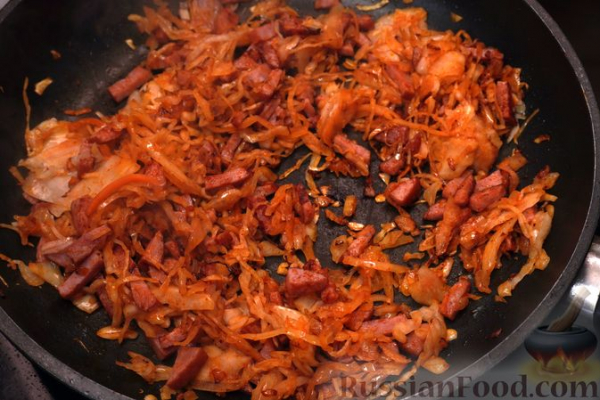Макароны с квашеной капустой и копчёной колбасой