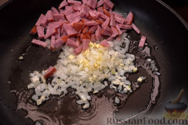 Макароны с квашеной капустой и копчёной колбасой