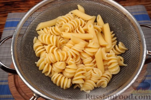 Макароны с квашеной капустой и копчёной колбасой