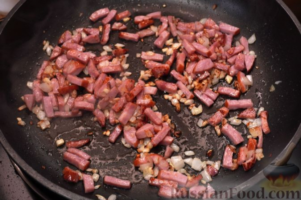 Макароны с квашеной капустой и копчёной колбасой