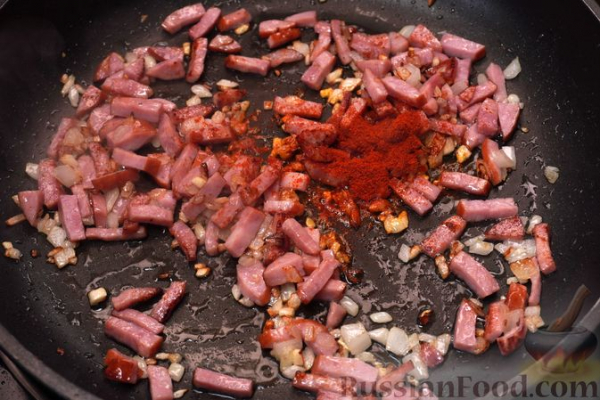 Макароны с квашеной капустой и копчёной колбасой
