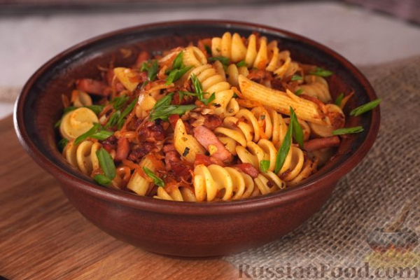 Макароны с квашеной капустой и копчёной колбасой
