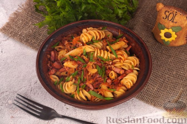 Макароны с квашеной капустой и копчёной колбасой