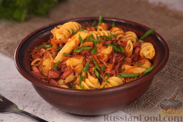 Макароны с квашеной капустой и копчёной колбасой