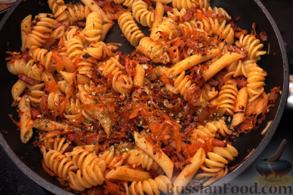 Макароны с квашеной капустой и копчёной колбасой