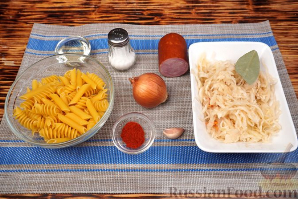 Макароны с квашеной капустой и копчёной колбасой