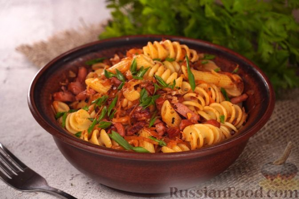 Макароны с квашеной капустой и копчёной колбасой